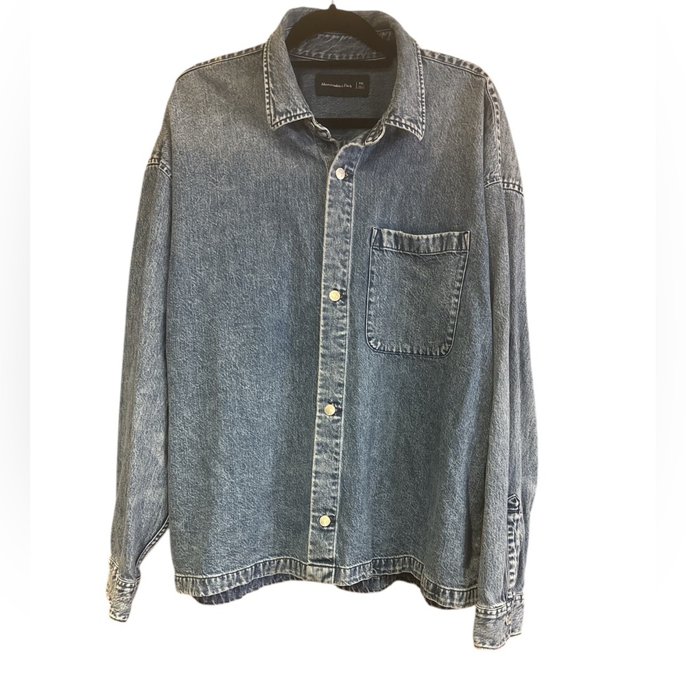 ABERCROMBIE & FITCH MENS MEDIUM WASH DENIM SHIRT JACKET. SIZE - XXL